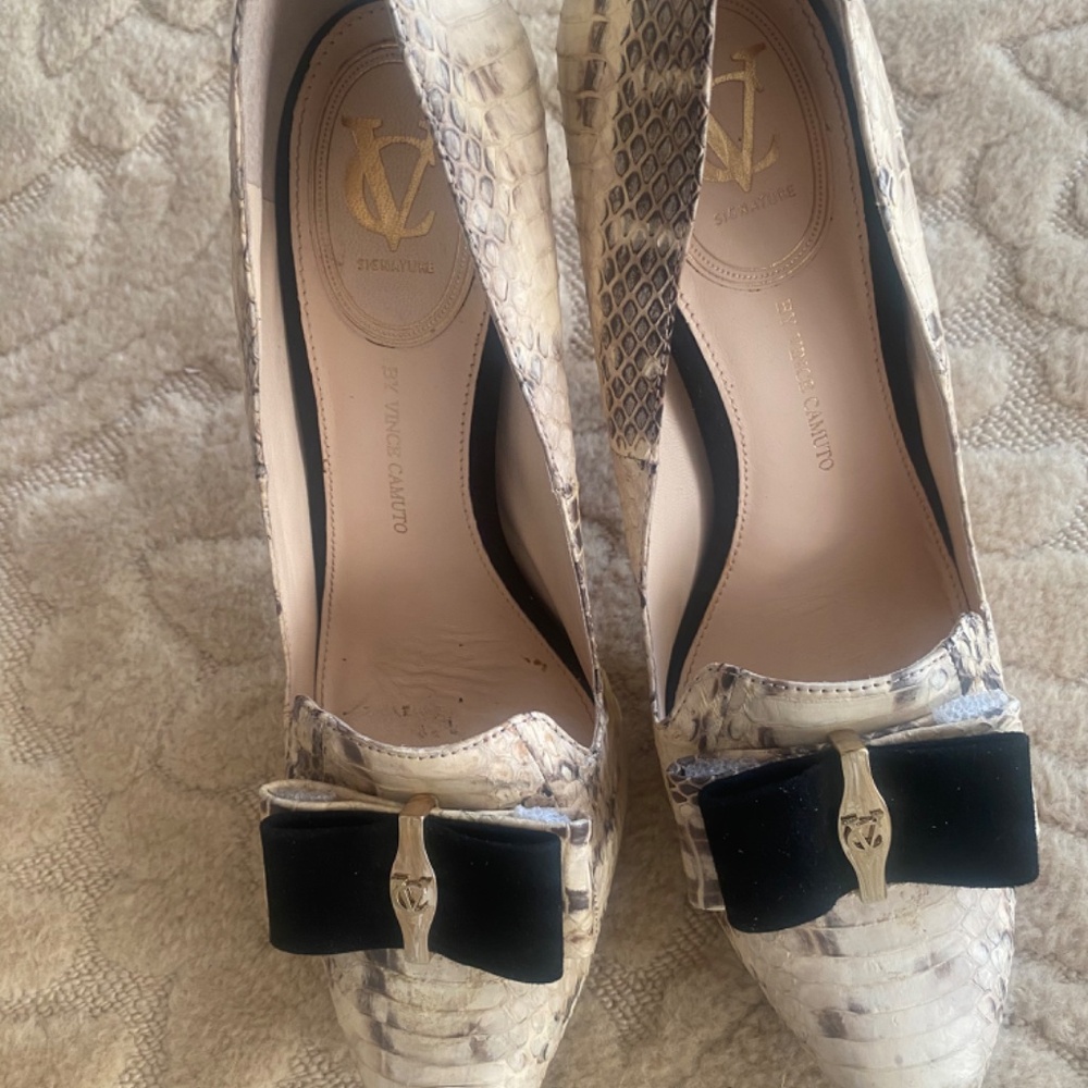 SNAKESKIN PUMP by Vince Camuto  LIKE NEW! 9.5 very chanel looking ! - Picture 2 of 7